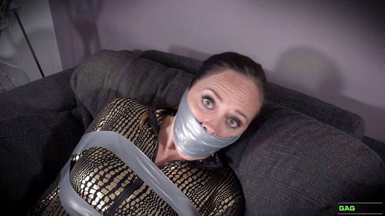 Gag Attack: Leila - 테이프 속박을 한 Catsuit 도둑