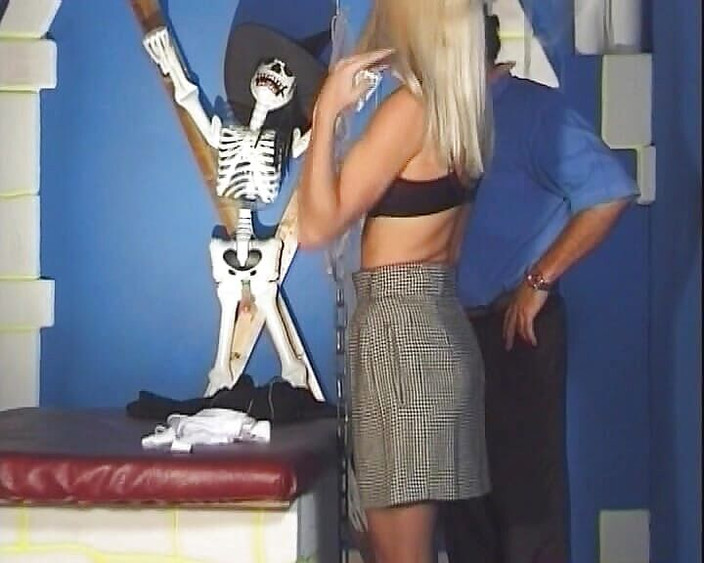 Filles Francaises: Bella signora francese con i capelli biondi si diverte a...