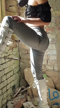 Je marche et taquine dans mes bottes blanches - parties 1 et 2