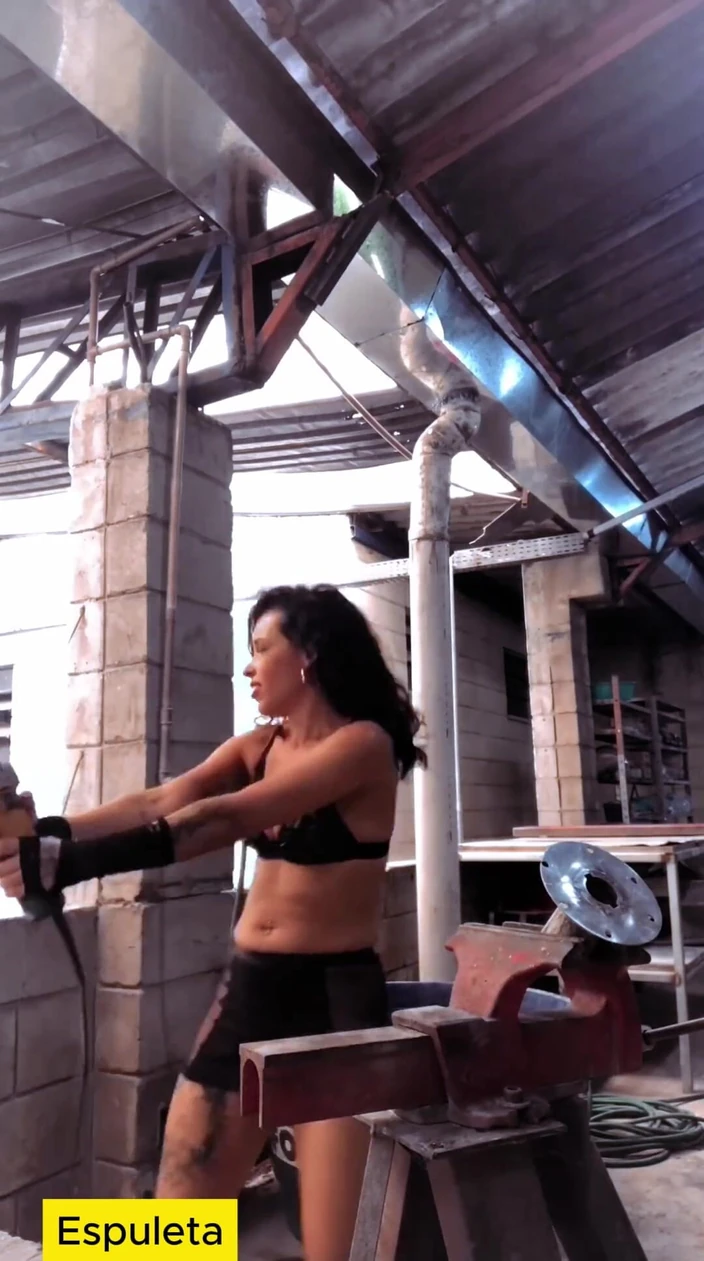 Espuleta: Making off of a Photo Shoot in a Mechanic Workshop