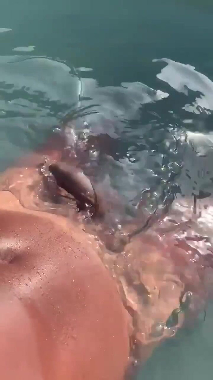 Vida Noite: Ascoltando Gooning audio in piscina e masturbazione