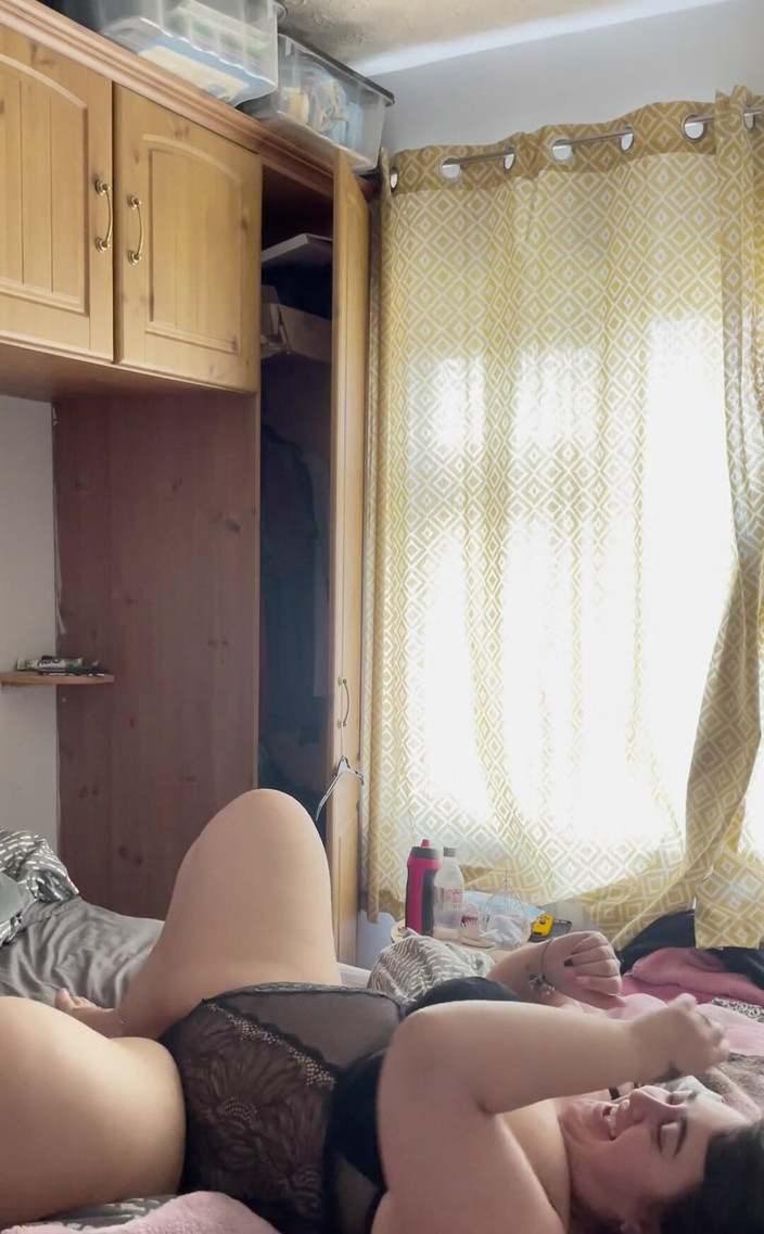 Filthy British Couple: Я люблю заводить моего папочку и говорить ему, что моя киска была в другом месте. Я такая грязная маленькая жадая до спермы шлюшка!