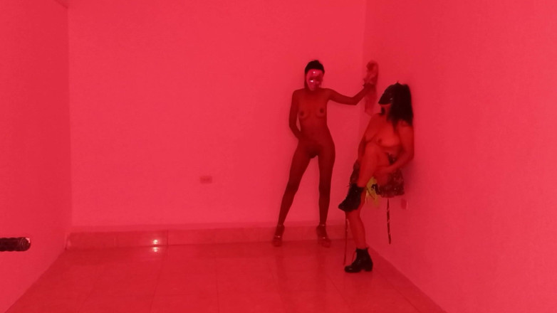 Martin13: Las mejores amigas se juntan para hacer un baile sensual...