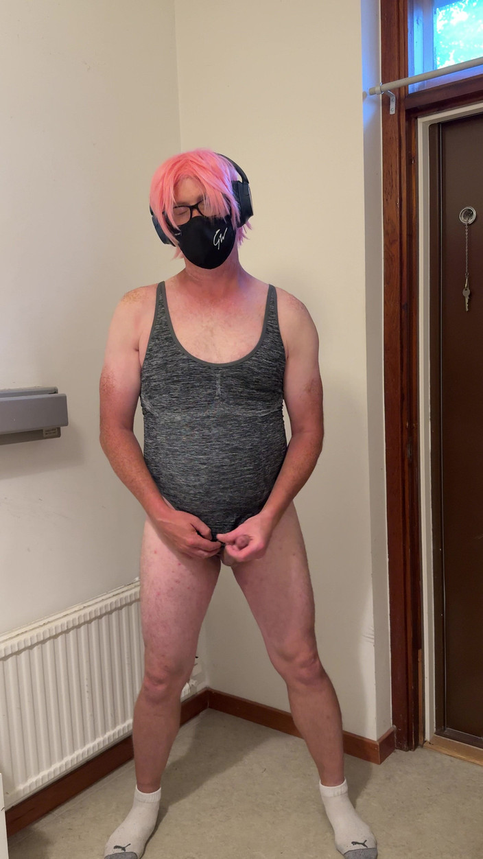 Julia Trans: Trany Výprask zadku, koule a masturbace a stříkání pro tátu