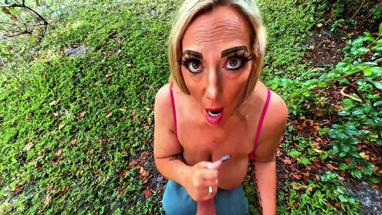 Venus Rising_Hotwife: 숲속의 밀프 펠라