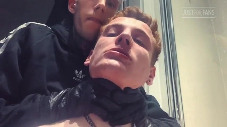 Claude Nikotine: Twink ve usta - tuvalette sidik aşağılaması