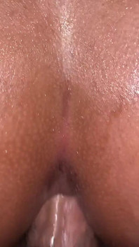 放荡的脱衣舞娘nadia让她的老板干她的屁股