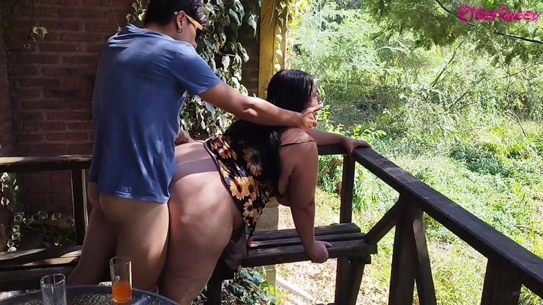 Riderqueen: În picioare - o femeie matură grasă este futută pe balcon...