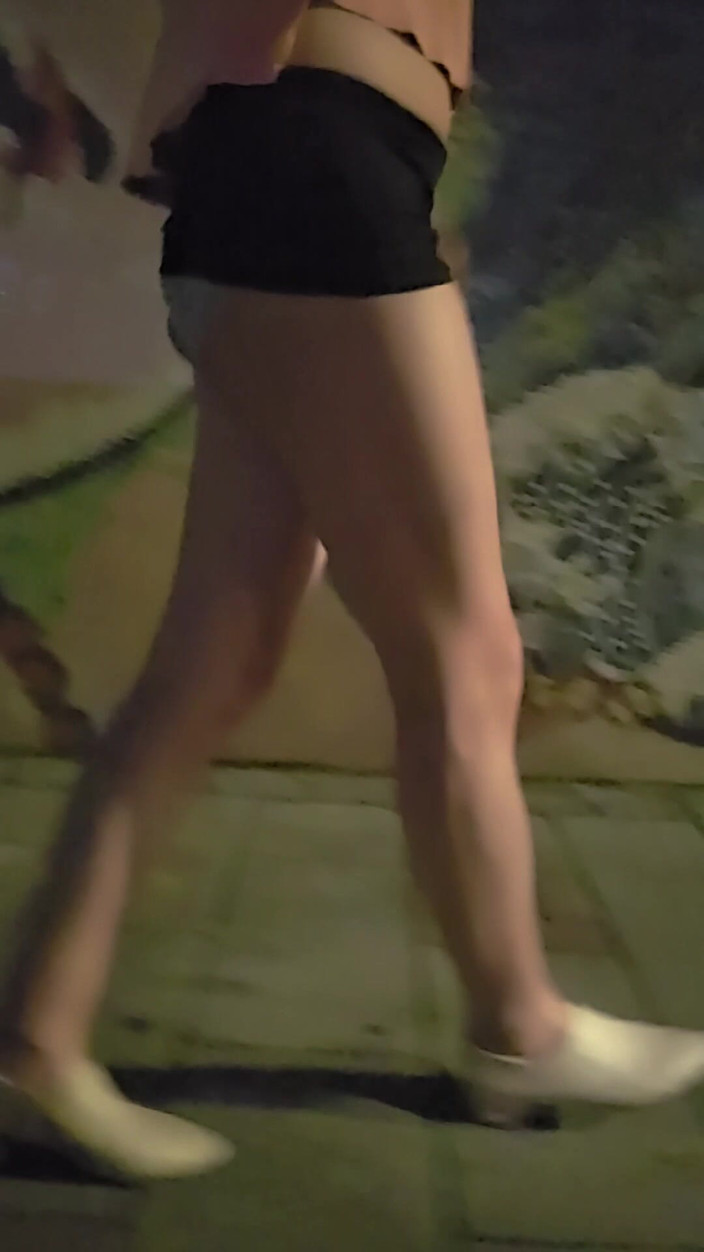 Taiwancdgirl: 屋外の疑似女性ティンシュアンのスカートの下の風景