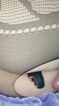 Sissy Leo masturbeert met vibrator en dilatator
