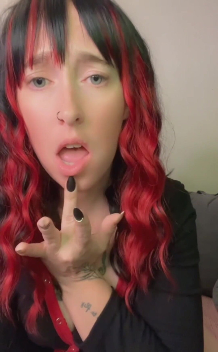 Fia Lennon: Я хотела не догонять. Вот как это началось... Я обожаю, когда меня трахают! Но, я ЛЮБЛЮ растирать и удовлетворить мой клитор ... Ммм!