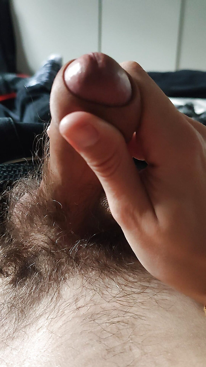 Mr963: După-amiază masturbează spermă cremoasă pe patul prietenilor