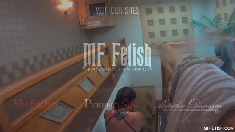 MF Fetish: Dudukin muka dan bermain air