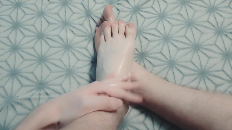 Pasha: लड़का धीरे से तेल से अपने पैरों की मालिश करता है