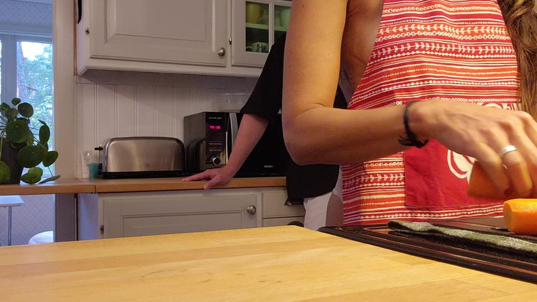 LoveAndRopes: Горячую жену трахают сзади во время приготовления пищи