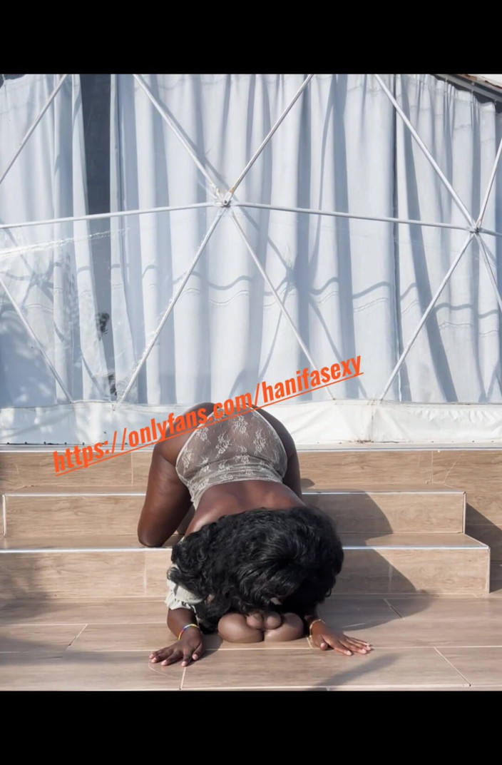 Nasty_hotbabe: Awek 18 tahun menghisap besar di luar rumah di tempat awam...