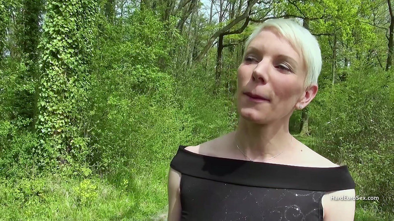 Hard Euro sex: 큰 자지를 따먹는 키가 큰 짧은 머리 밀프