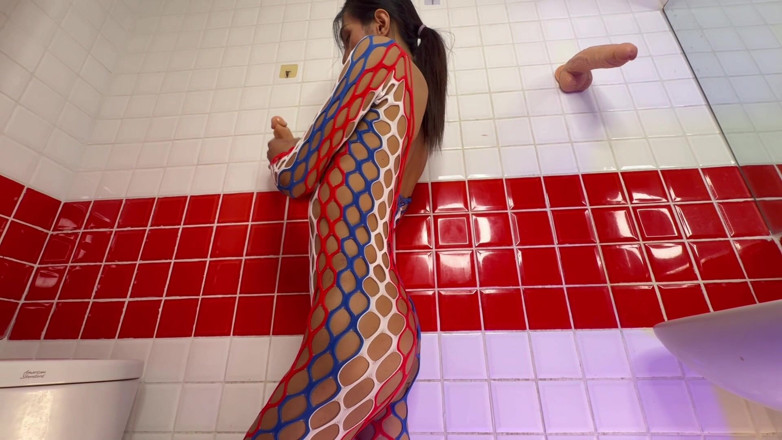 LadyboyLadyboy: Ladyboy Shelley Fucks Her Hot Arse!