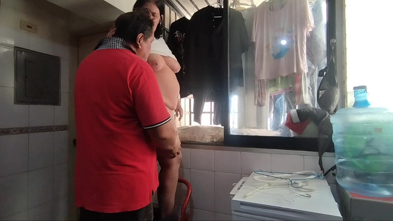 MaturecoupleVe: 그녀는 내가 옷을 걸어주는 걸 도와주면 우리가 섹스를 한다고 말했다