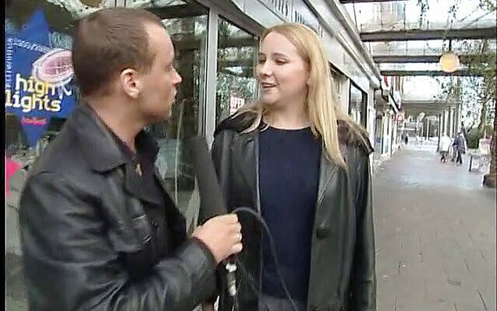 Lucky Cooch: Outdoor-interview mit blondem schätzchen