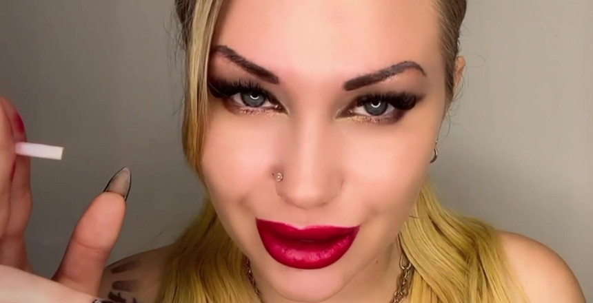 Goddess Misha Goldy: 내 담배는 빨간 입술에 완전히 중독된 내 작은 구너 소년, 그것이 누구인지 보지를 빨아주는 JOI 흡연 JOI