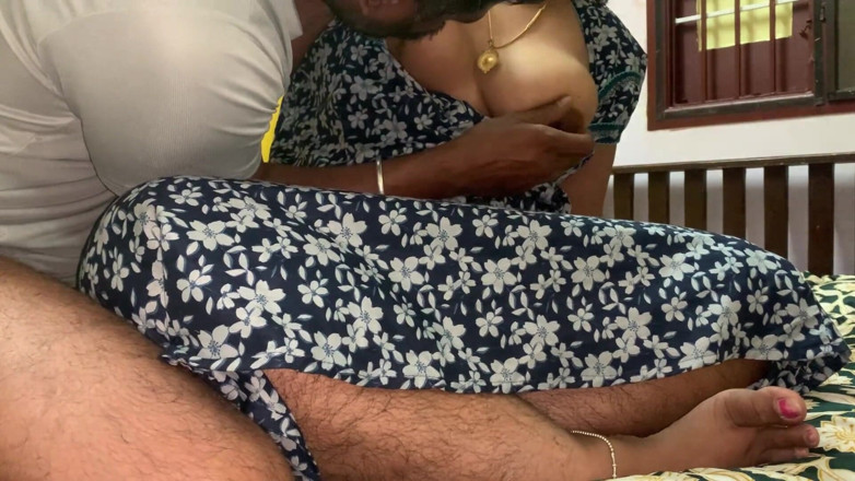 Karthi: Tamil jongen zuigt tieten van zijn tante en likt poesje...