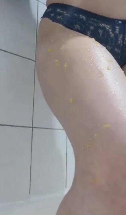 Erotic college: Słodka pomarańcza na moich gorących nogach