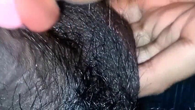 Shivanibaby: 処女の女の子が初めてチョコレートを食べる