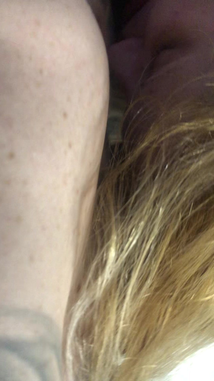 Bo Bangz: 金发女郎润滑坚硬的鸡巴，然后用她的脸吮吸和乱搞它