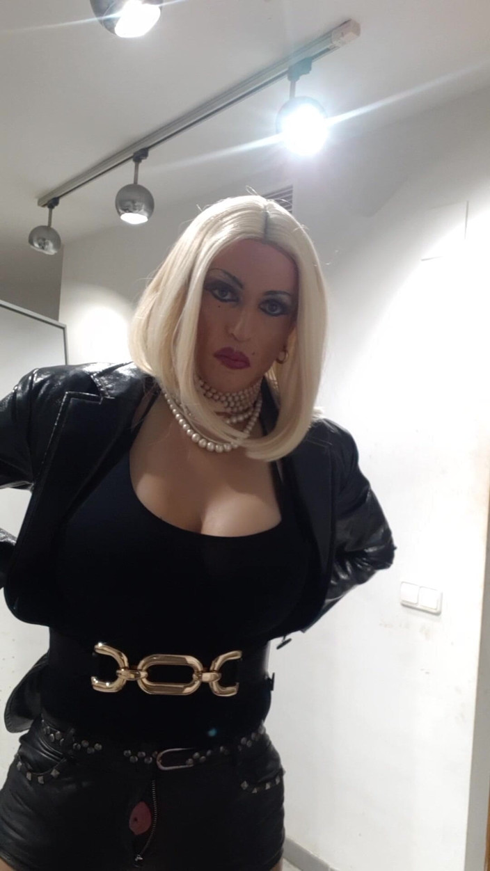 Tatiana Zorrita: कामुक सुनहरे बालों वाली। का आनंद लें