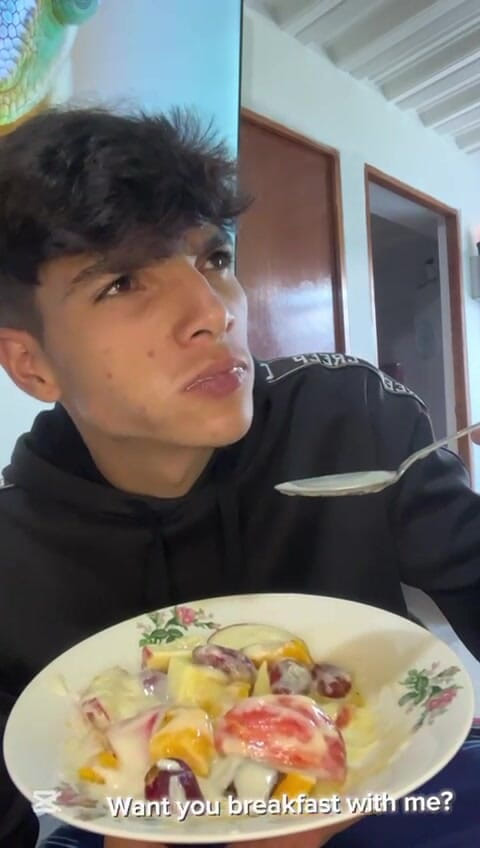 Andres ZP: Andreszp Finds Another Use for Strawberries and Thick Cream