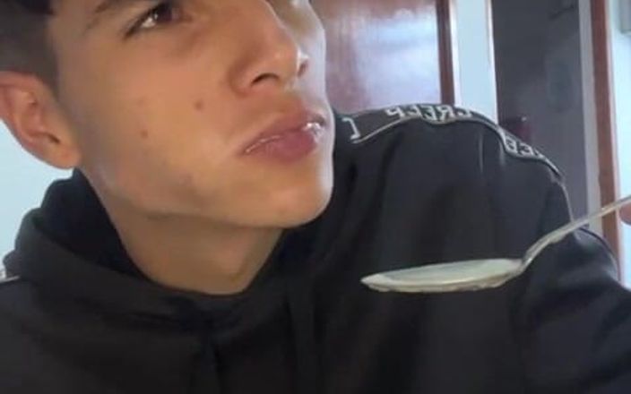 Andres ZP: Andreszp najde další použití pro jahody a hustou smetanu