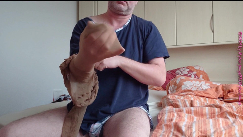 Carmen_Nylonjunge: Trying on a broken milf fsh