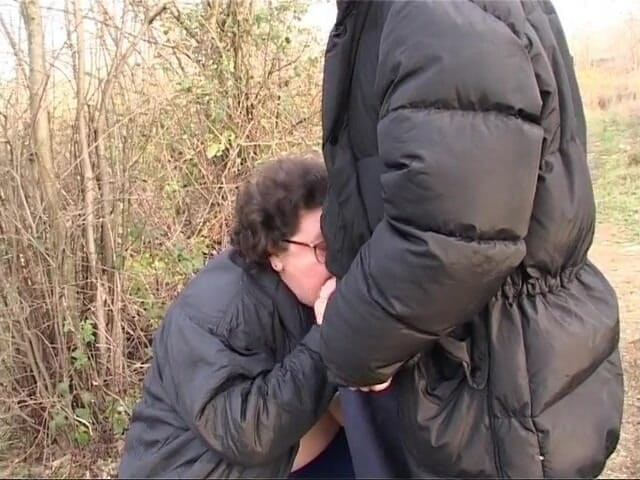 Out Sexxx: Nenek memberikan saya blowjob di taman!