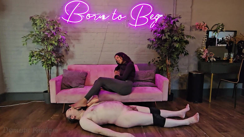 Domestic femdom: 하드코어한 운동 후 땀을 흘리는 내 발