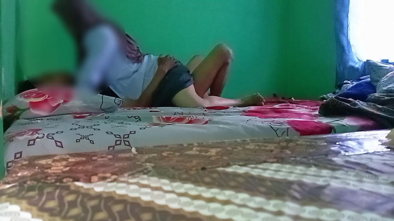 Famly sex: Student viral care poartă voal hijab în camera profesorului său