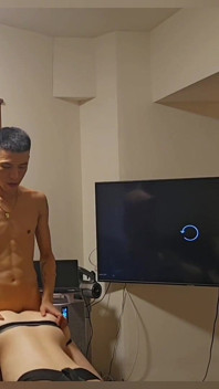 Masový pisoár mě nemůže přestat prosit, abych ho ošukal