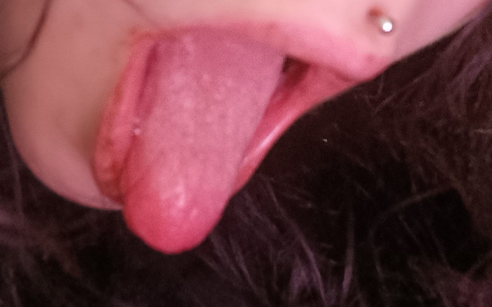 InkedDevilXxx: Tiener +18m grote lippen en tieten beweegt tong net als een...