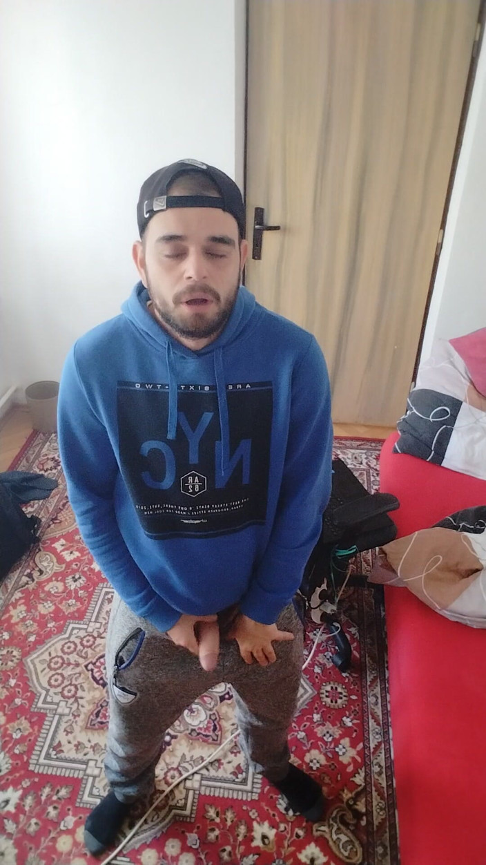 jerkofflover: Nadržená a mrdka doma