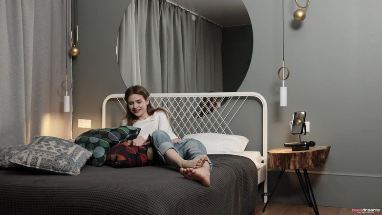 Teen Dreams: Olivia Fingeringとクソディルドとともに彼女の超タイトな商品