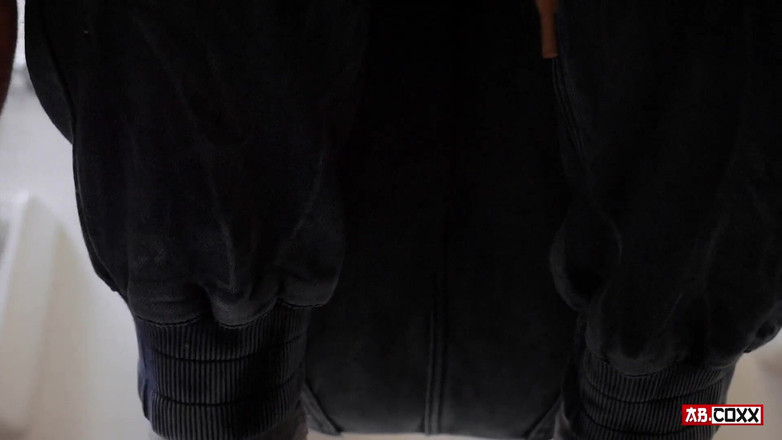 TattedBootyAb: Beccato a masturbarsi nudo e scoreggiando nel bagno pubblico - rischioso!