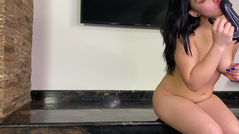 SassyTiff: First time play dobledildo