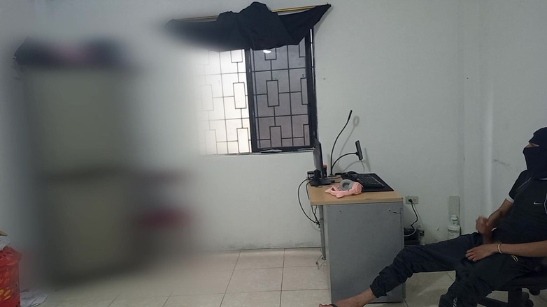 NEGRITA SEXY: Üvey kız kardeşim odamı temizliyor ve sonra ayrılıyor ve onu...