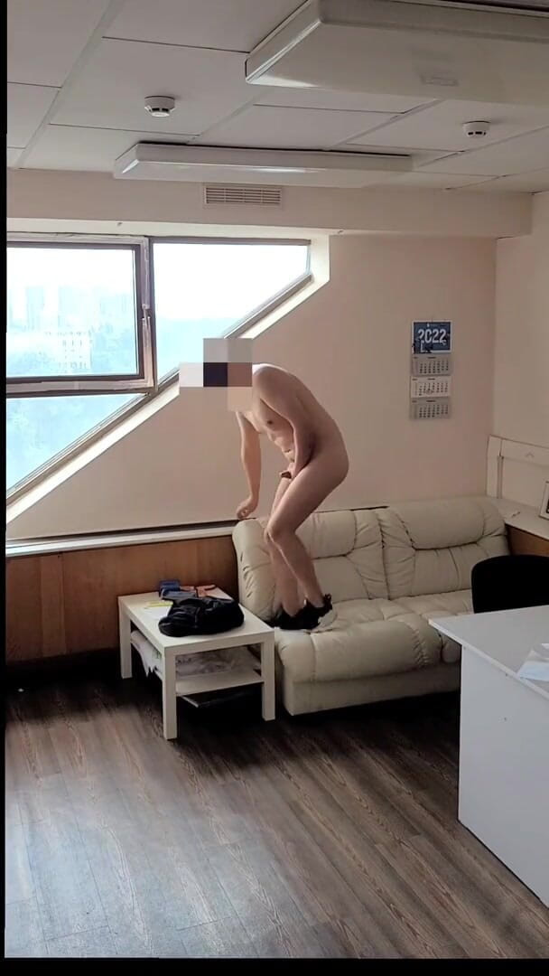 Wanker forever: Adam ofiste mastürbasyon yapıyor ve boşalıyor