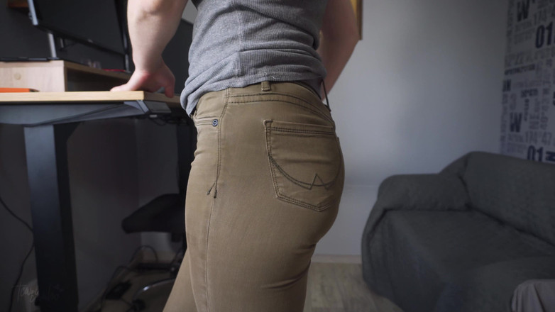 Teasecombo 4K: Sexy žena v těsných džínách chodí kolem a škádlí punčocháče Line