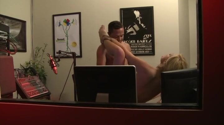 Darkko: Underbara blonda knullar med pervers främling