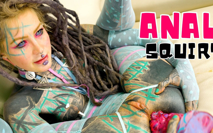 Anuskatzz: タトゥーガール潮吹きゲーム - アナルギャップと脱出と大きなディルド