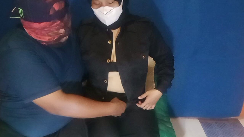 Babang endut: Spiel mit der muschi einer geilen kopftuch-weibliche wachmannin mit sexspielzeug