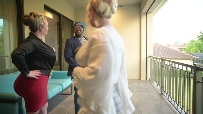 Thiccvision: Velký zadek blonďaté realitní makléřky udělají cokoli, aby prodali tento...