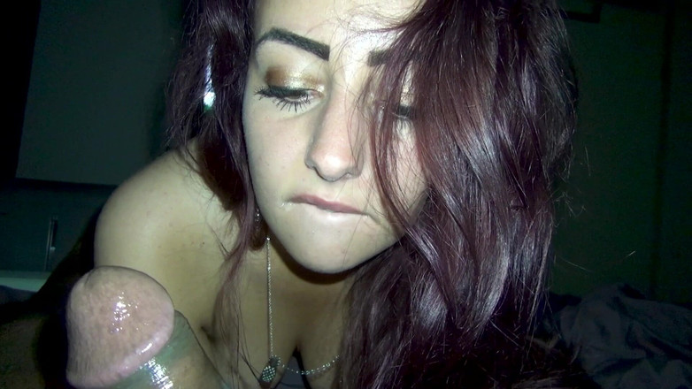 Petite Asian hefburg: Estudiante travieso chupa polla negra y gorda vacía